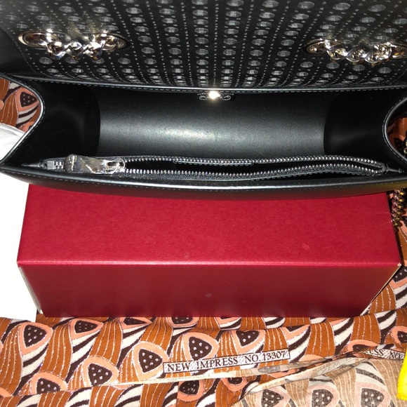 Salvatore Ferragamo Vara Shoulder Bag - Picture 7 of 8